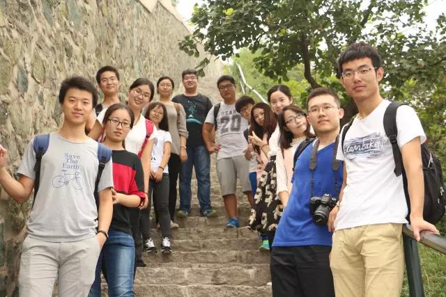 支部同志们在山腰合影