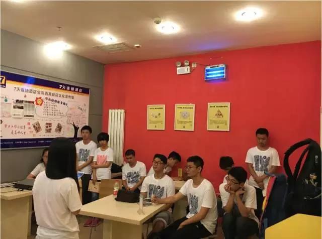 2016年7月12日晚,学院1317党支部宝鸡实习队党小组在驻地宾馆会议室召开了习近平总书记“七一”讲话精神专题学习会